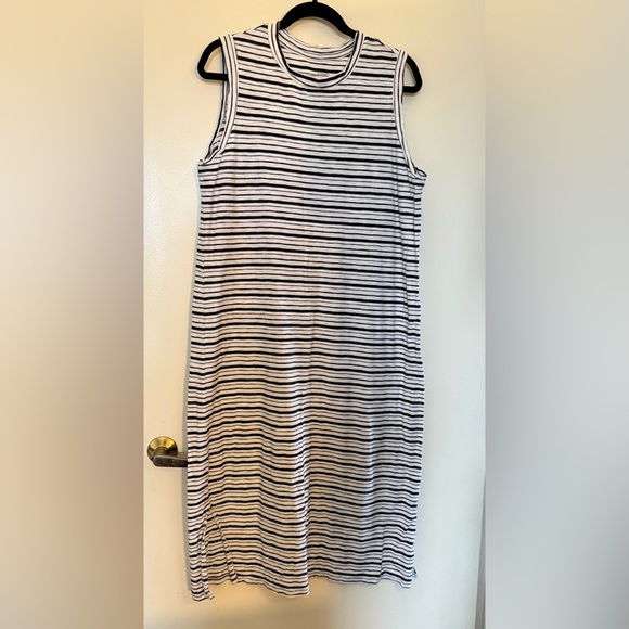 Universal Thread Sleeveless Black and White Crewneck Dress with Side Slits in XL - Picture 1 of 6